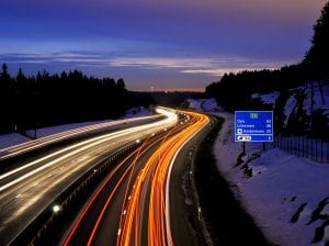 Bilde av motorvei tatt med sakte eksponering - Logistikkutvikling AS. Logistikk Oslo. Innkjøp og lagerstyring, Bistand ved flytting av bedrift, Investering, Forsyningskjede. Hele Norge.