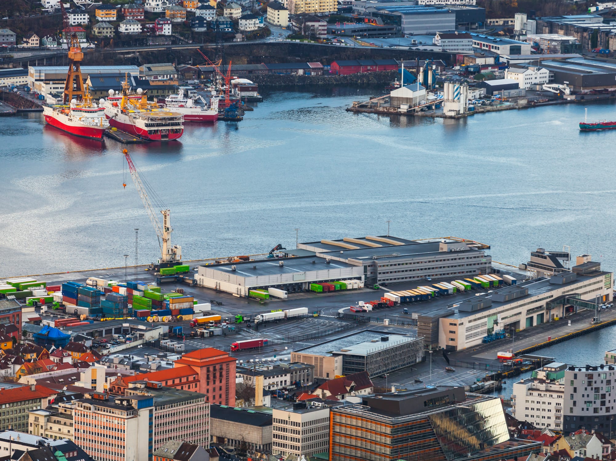 Bilde av havn med mange skip og logistikk - Logistikkutvikling AS. Logistikk Oslo. Innkjøp og lagerstyring, Bistand ved flytting av bedrift, Investering, Forsyningskjede. Hele Norge.